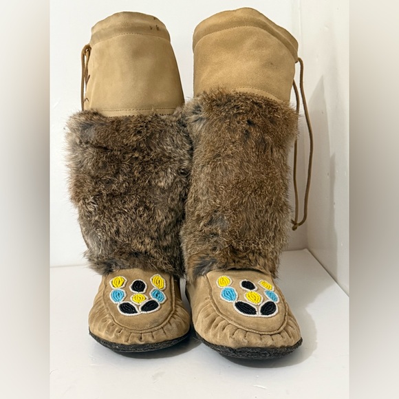 All Leather and Fur with Bead Toe Mukluks - Size Ladies 8 - Picture 8 of 13